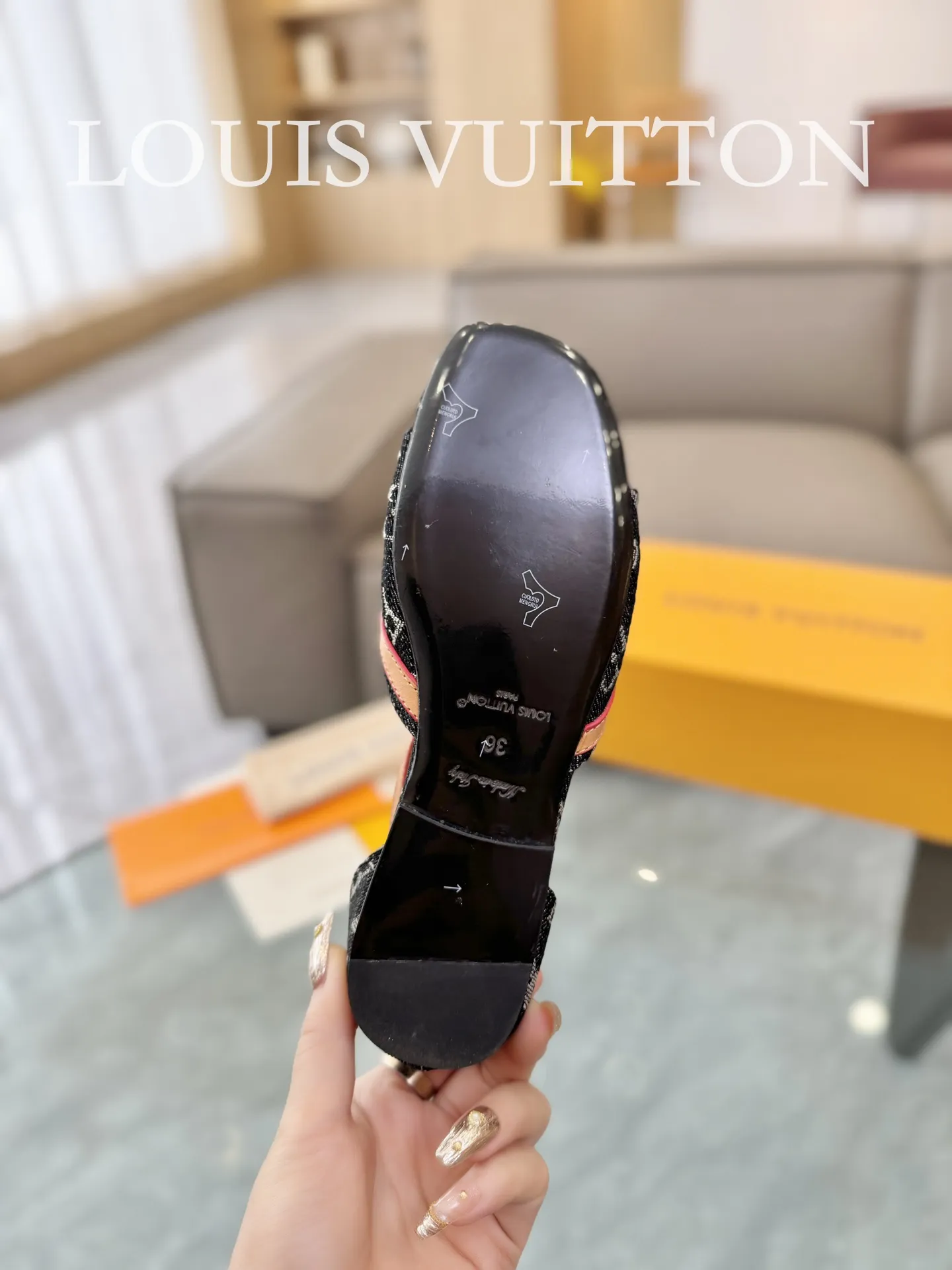 👟👟Ex-factory price 620👟👟 👟👟The top version of LV Lujia 24/denim jeans are so beautiful. I rarely make Lv family items, but I really can’t refuse this pair of kittens! I purchased the original version and developed it with care. The heels are custom molded. The brown leather with presbyopic denim is so brilliant! The perfect kitten heel, which is just right, is high-end, classic, sexy and comfortable. It is a must-have item that can give you full marks as a summer shoe! Sandals 5cm and 9cm/hollow sandals/ballet shoes 🔜3 items ✅Upper: Denim denim ✅Inner: original customized cowhide ✅Outsole: Italian genuine leather outsole ✅Number of yards: 35-41 (40.41 customization is not returnable) ✅Packaging: full set of exquisite packaging